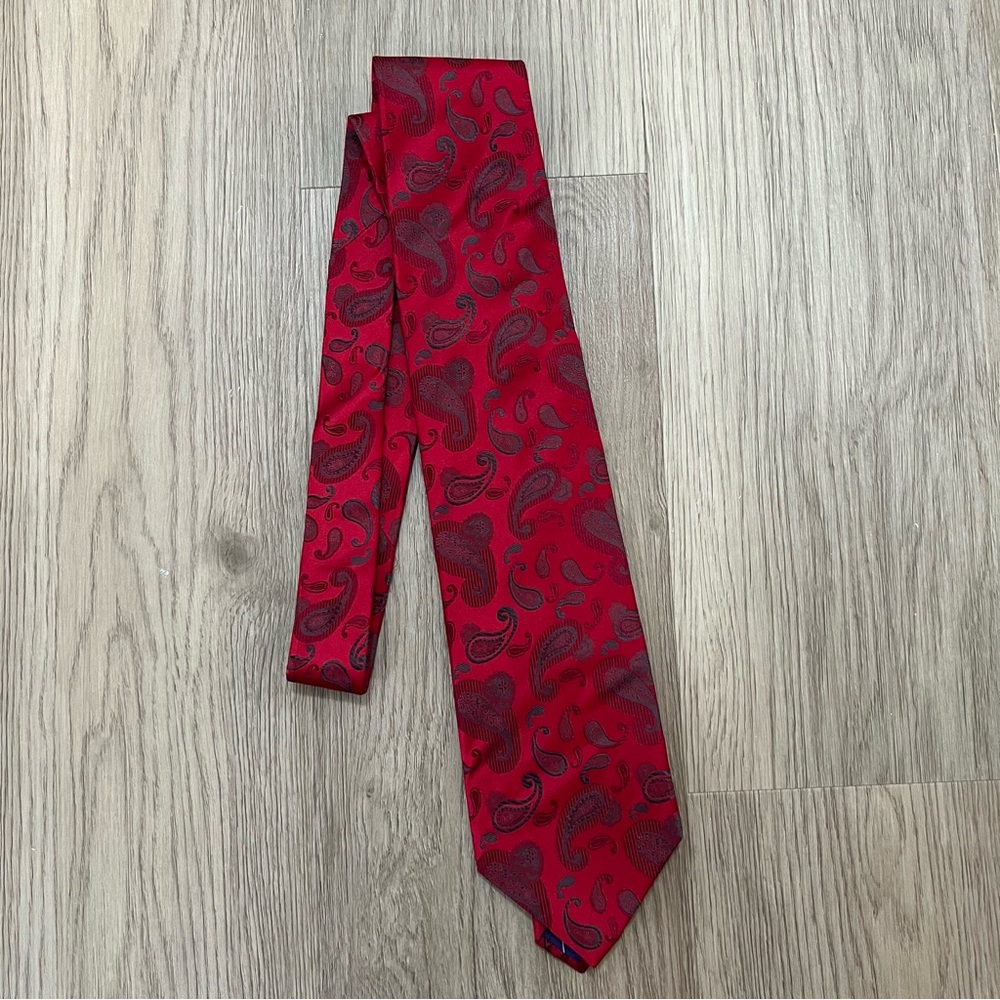 Roberto Villini Couture Red Paisley 100% Silk Menβs Necktie
